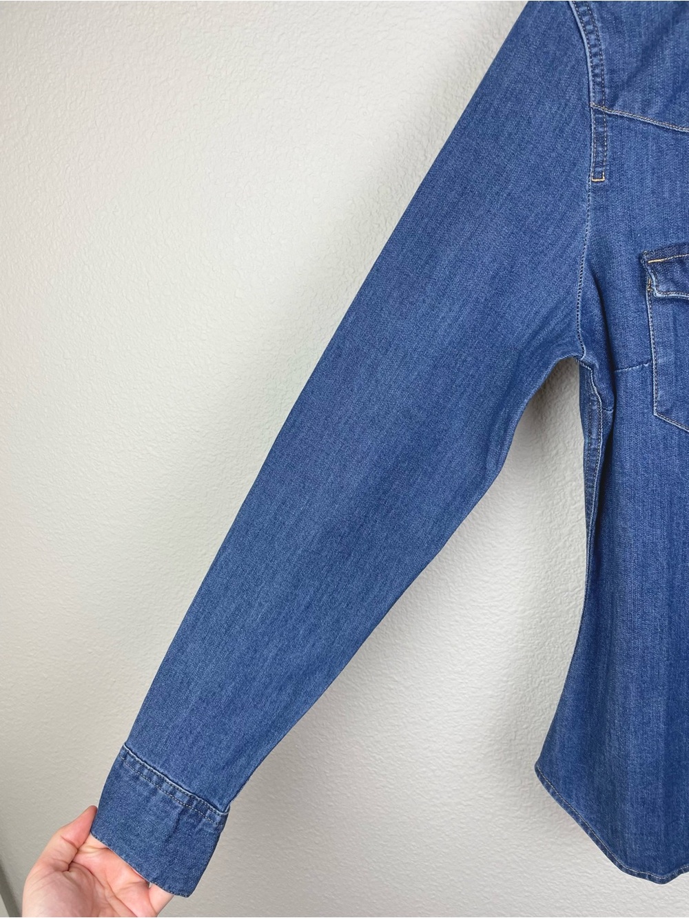Levi's Women's XS Tailored Fit Classic Denim Western Shirt Blue Pearl Snaps Blue - Picture 4 of 16